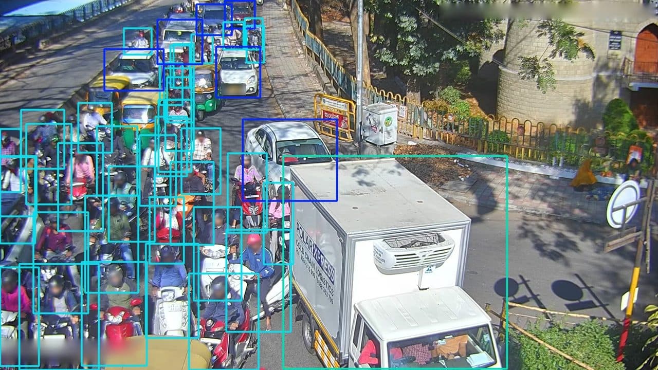 Une rue de Bengaluru saturée de trafic ; le modèle affiné entoure quarante-quatre véhicules, jusqu’aux plus lointains.