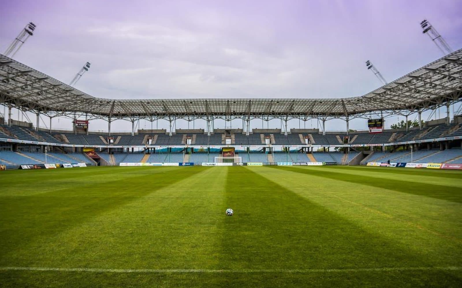 Un stade vide, le ballon seul au rond central.